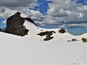 54 Ormai in vetta alla cima nord dei Tre Pizzi (2167 m)